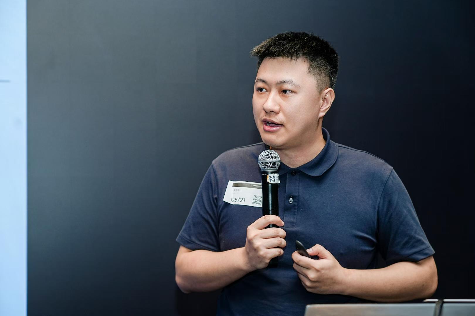 李思耿老师在培训现场手持麦克风发言